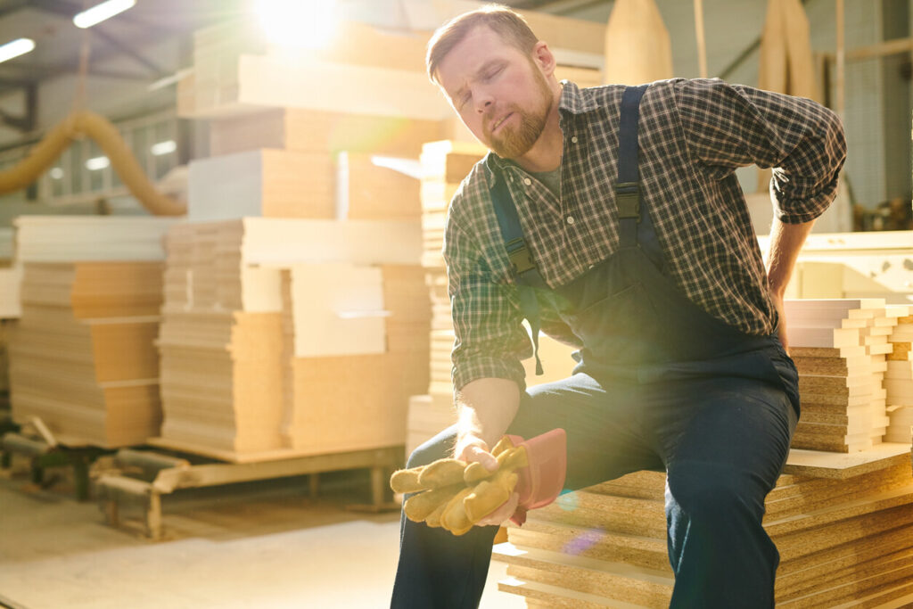 Photo-1_Manual-worker-having-pain-in-back-1094010142_1258x838 - Pedlex